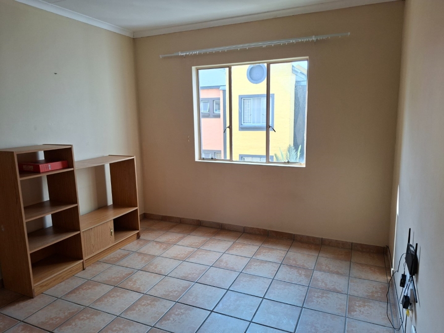 To Let 1 Bedroom Property for Rent in Kannoniers Park North West